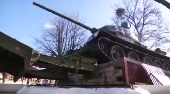 为搞阅兵也是拼了，俄罗斯把T34坦克请下纪念碑，装上配件还能开