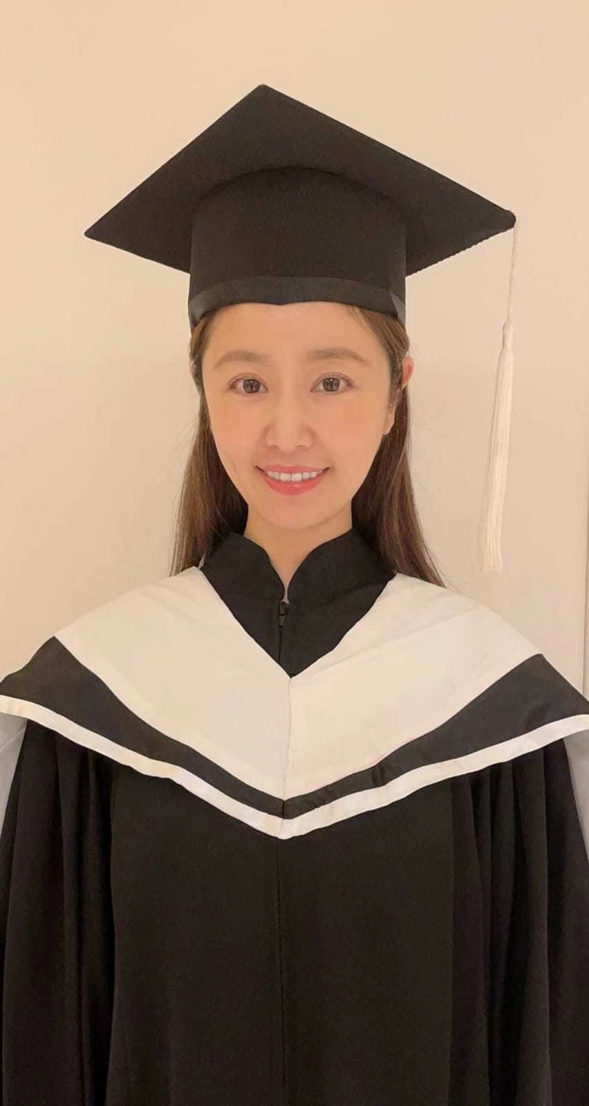 林心如硕士顺利毕业，穿学位服拍毕业照，模样清新可爱像校园女神