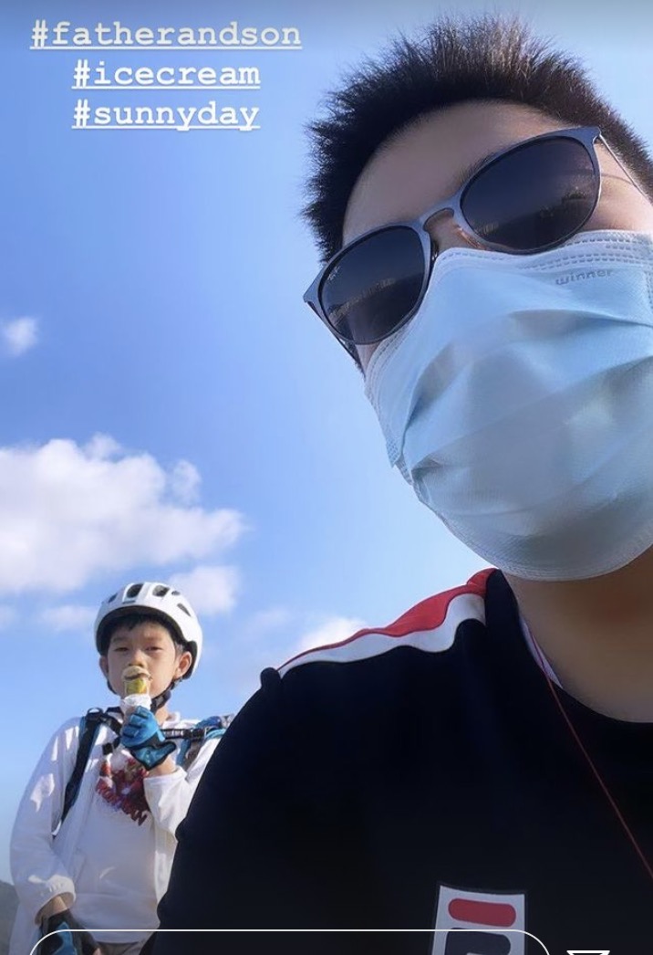 霍啟剛陪兒子外出騎行，學習健身兩把抓，力當稱職好爸爸