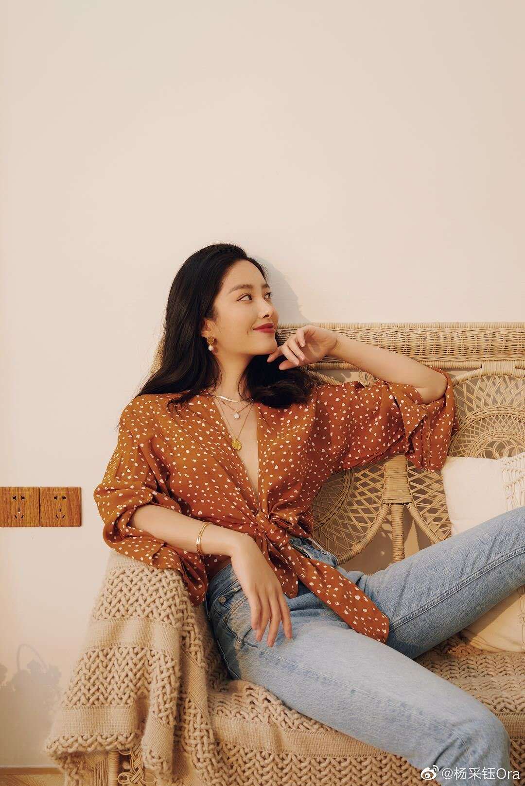 跟着明星学穿搭 | 法式复古派女士杨采钰