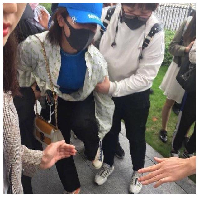 杨紫机场被围堵拍摄，路过老大爷却飙脏话？瞬间变脸神色太不自然
