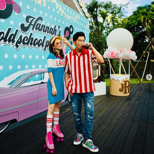 周杰倫與女兒坐豪車同框，5歲小周週紮馬尾穿皮衣，時尚感十足