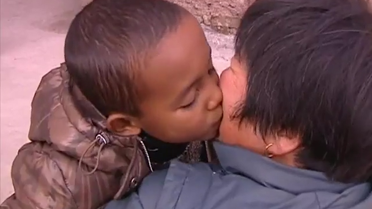 一个非洲黑人小孩，出现在中国一处偏远山村里，好心奶奶收养了他