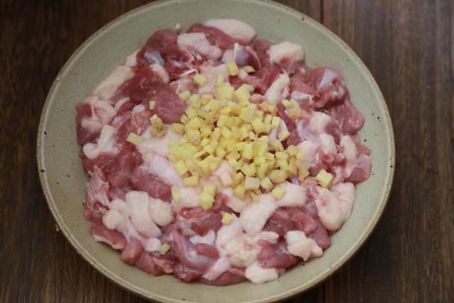 It is better to eat beef in autumn. It is cheaper than mutton and more nutritious than pork. Appetizer and meal