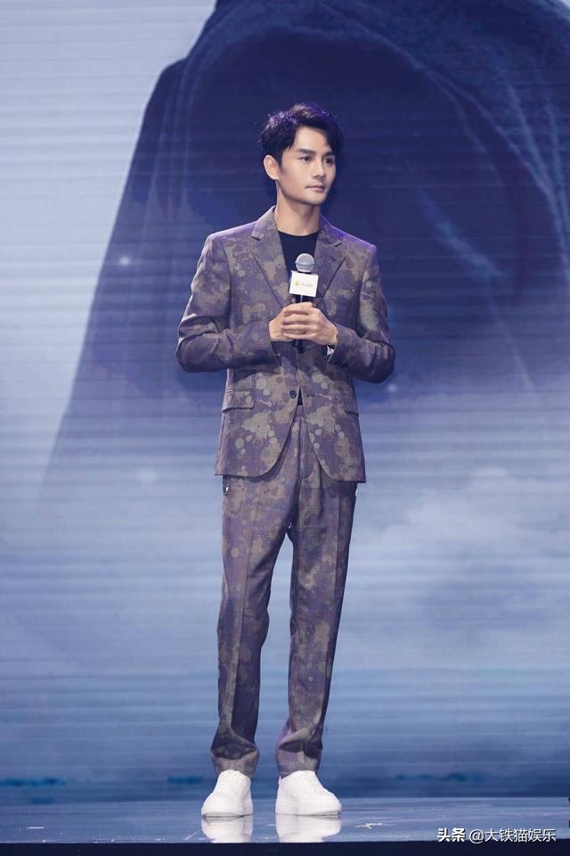 穿西装好看的男星，只服这8位，仪态万方，贵气