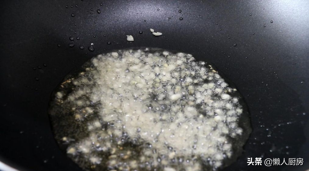 1根茄子，一块猪肉，这是茄子肉末焖面的做法，真好吃