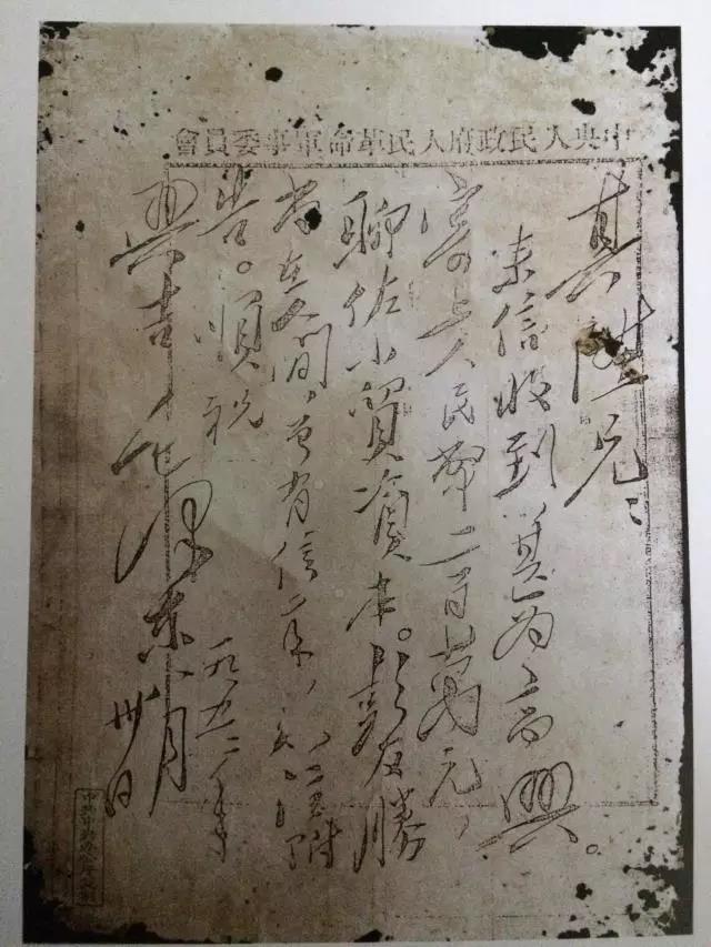 1951�꣬һλ��ũָ��ë��ϯ��ɫФ���վ����������ҵı�