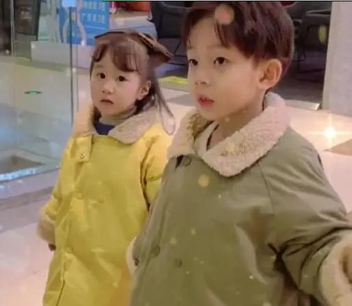 4歲男孩因神似鄧倫走紅，妹妹也撞臉楊紫，網友：真羨慕孩子媽媽