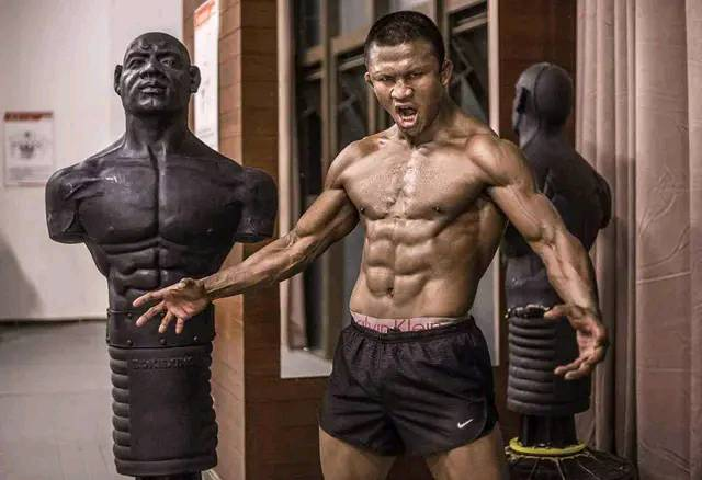 泰国世界拳王身价上亿，酷爱干农活，生活淳朴