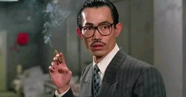 他为洪金宝抗下藤条，师兄不忘当日之恩，部部