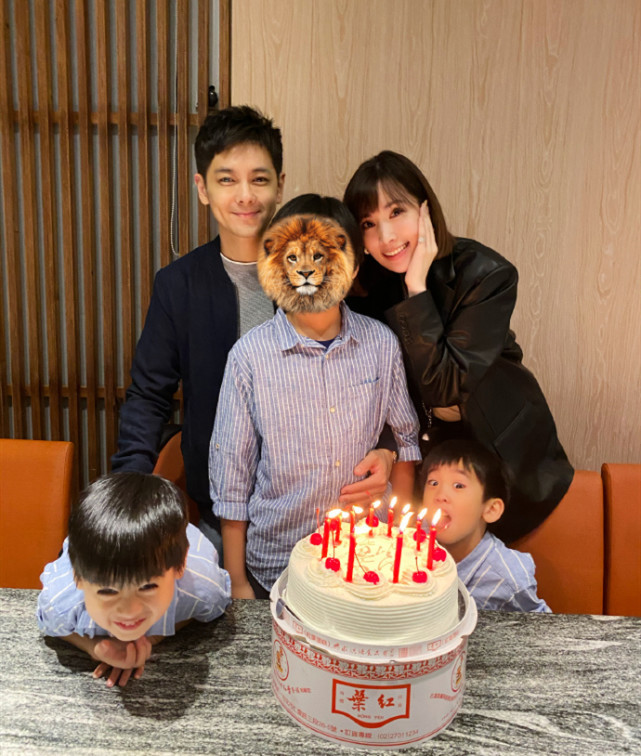 林志穎夫婦慶雙胞胎兒子滿5歲，雙子星穿兄弟裝切蛋糕，越長越帥