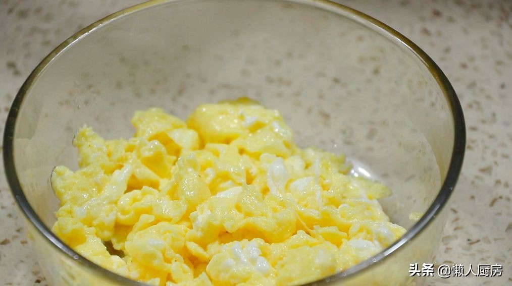 沒想到紫菜炒飯這麼好吃，配上1個雞蛋和半根胡蘿蔔，顏色豐富