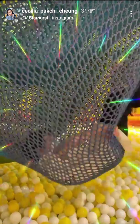 張柏芝帶兒子去遊樂園，大兒子捲髮帥氣，給小兒子扎辮子當女兒養