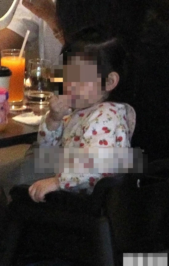 林心如霍建华女儿被赞“长相如偶像剧女主角”，家教严谨有礼貌
