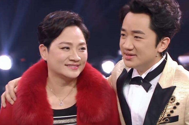 王祖藍曬兩個女兒問像誰，姐妹倆趴在床上顯呆萌，長相如復制粘貼