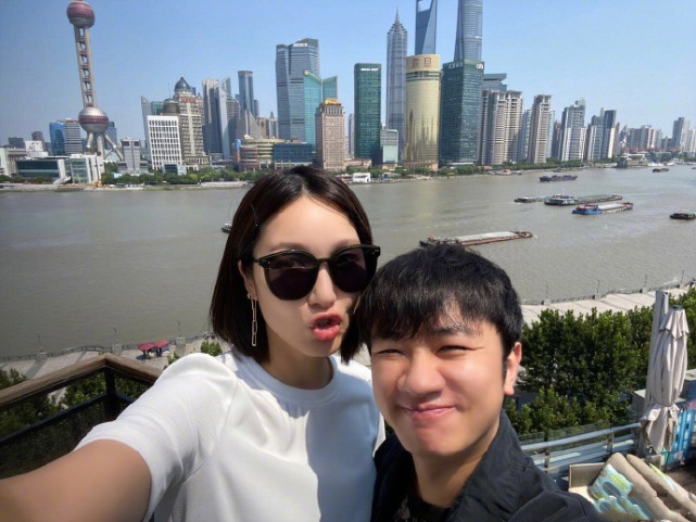 李亚男圣诞节晒两女儿，天韵变超萌小吃货，妹妹已长成小胖墩