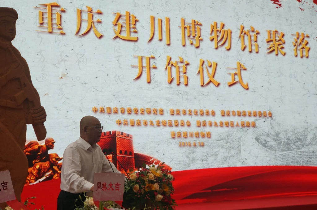 退役珠海舰前往重庆，长江沿线居民“护航”，暂时无法对外开放