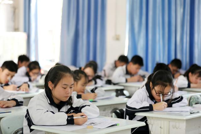 学生减负关键在于考试：规范考试内容，减少考