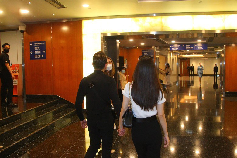 郭富城夫婦十指緊扣現身馬場，方媛全身名牌加持，望夫眼超有愛