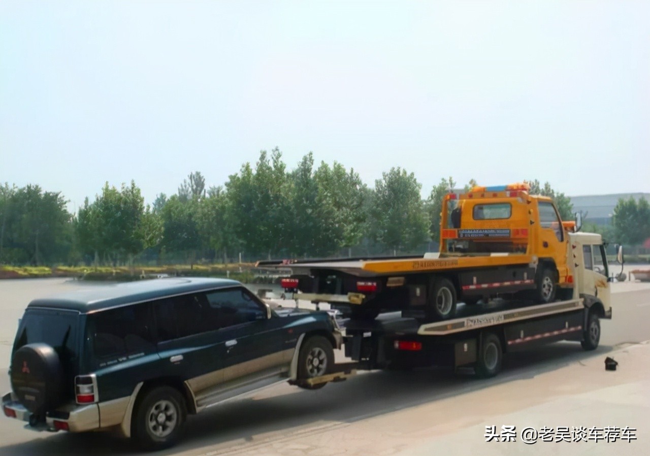 高速上碰見天價拖車費該如何處理？內(nèi)行人：打這個電話準沒錯