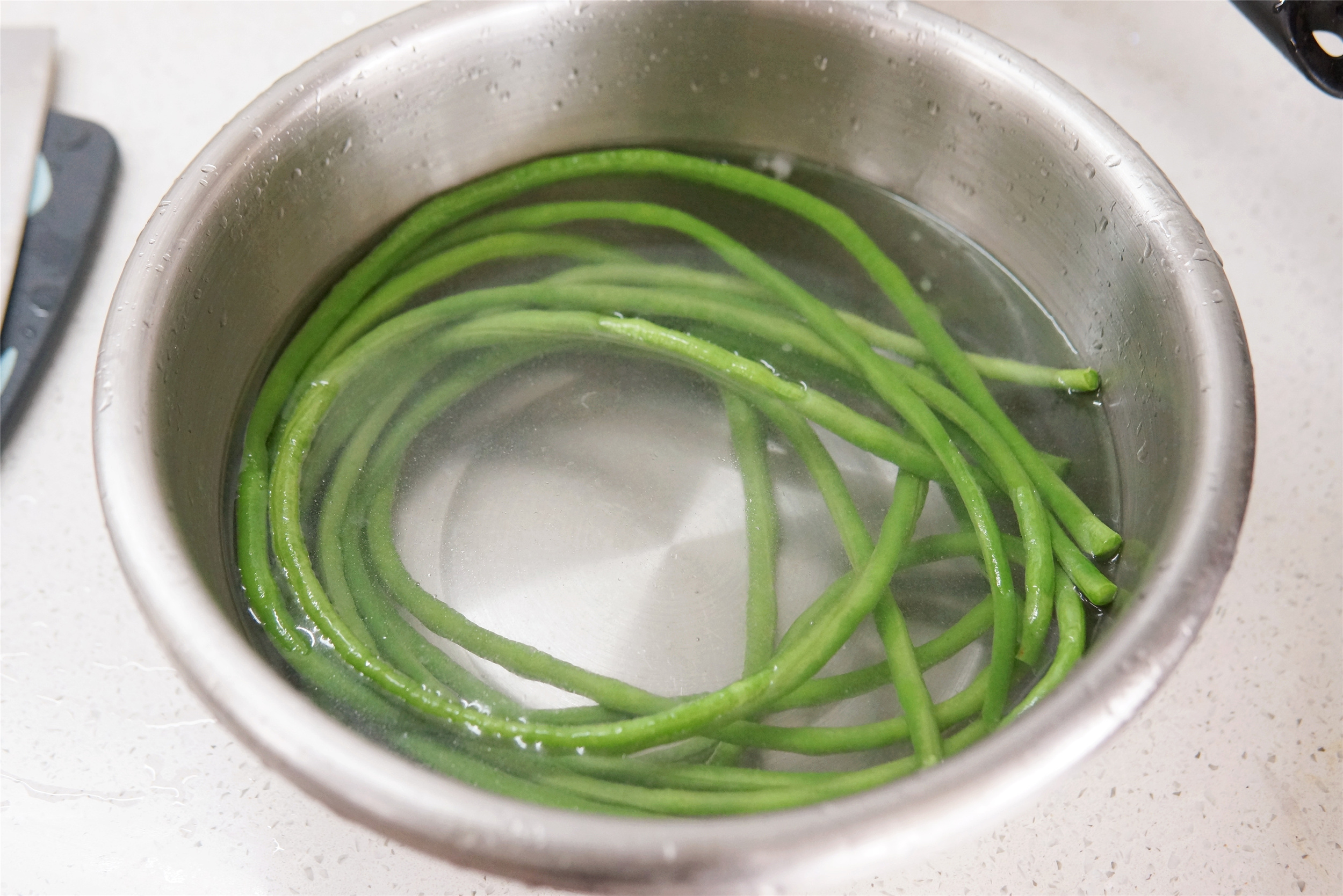 夏天，豆角和胡萝卜是绝配，蒸好蘸点料汁，一口一个，吃着真香