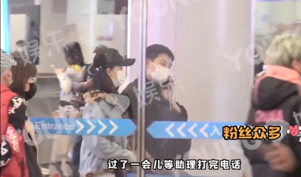 张小斐现身被簇拥！全身行头上万筷子腿抢镜，和男助理说笑似情侣