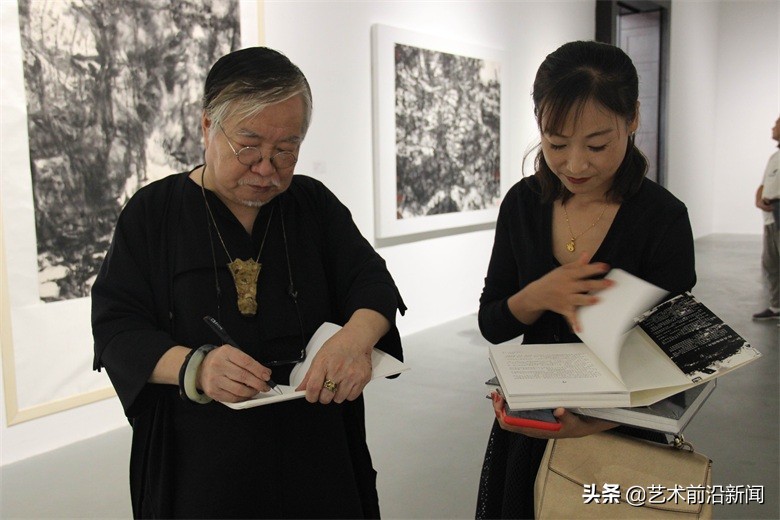 “石头娃”的水墨丹心——著名画家王小信创“水重乱柴皴”画法，彰显笔墨的力量