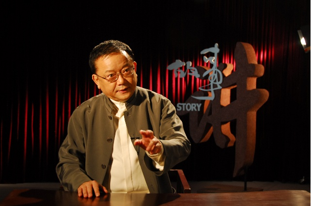 72岁的王刚为赚钱仍在演戏，妻子却爆出月花百万，为何宠上了天