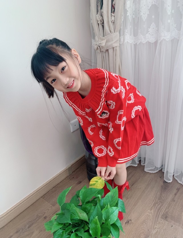 小山竹近照，放假了好心情擋不住，開心賣萌又美又可愛