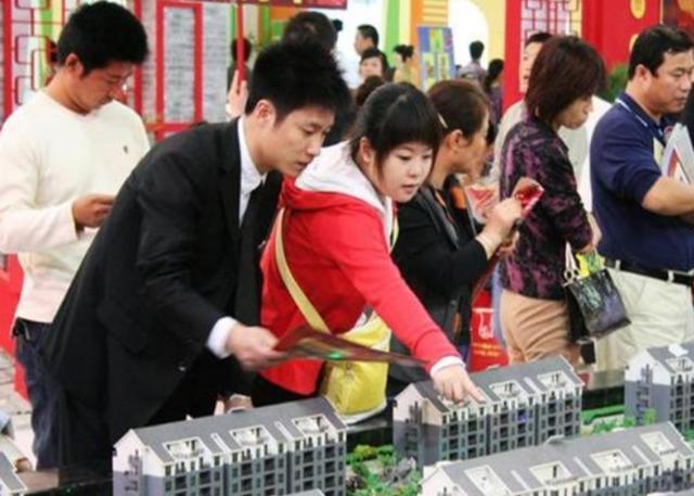 2020年新规下，楼市传来消息，两类人麻烦，无房