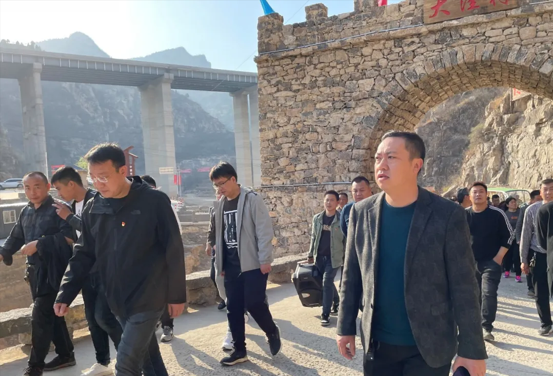 更乐镇大洼村火了！外地考察团到大洼考察乡村旅游！未来更加繁荣