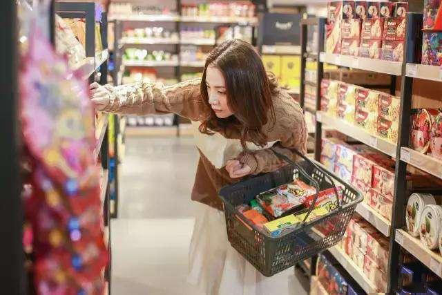 中国零食大王杨红春：弃30万年薪，卖房开小店，一年卖78亿零食