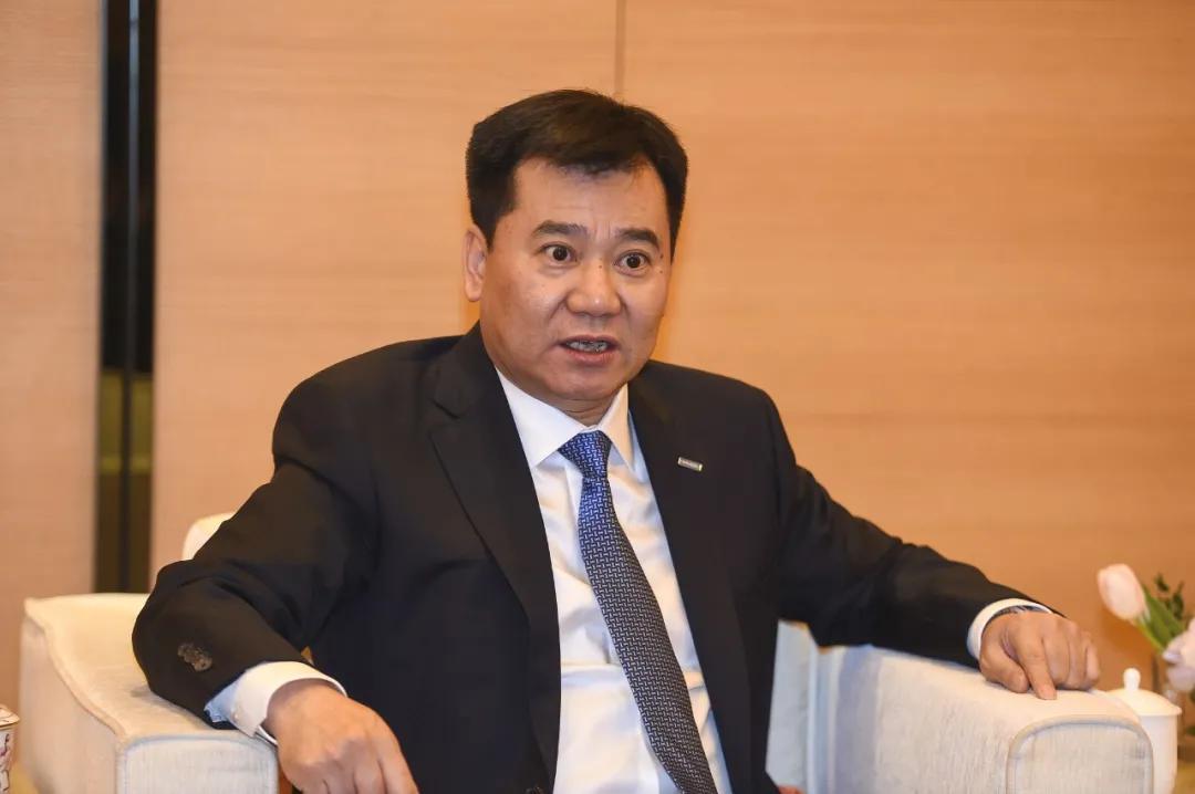 张近东半年寻求资金无果，朋友圈无人伸出援手，百亿售卖苏宁股权