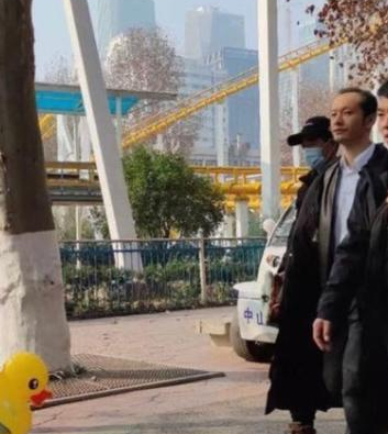 黄晓明近照消瘦太沧桑，发际线秃成地中海？脑门发亮老了20岁