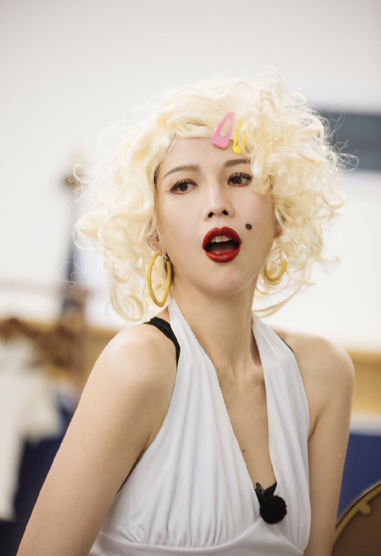 蔡少芬cos玛丽莲梦露，风情万种，强吻张晋留唇印画风搞笑