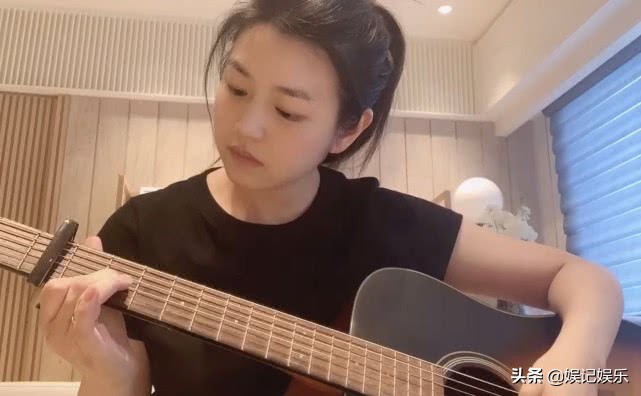 撒糖！陈晓夫妇罕见高调秀恩爱，陈妍希晒“马甲线”或另有深意