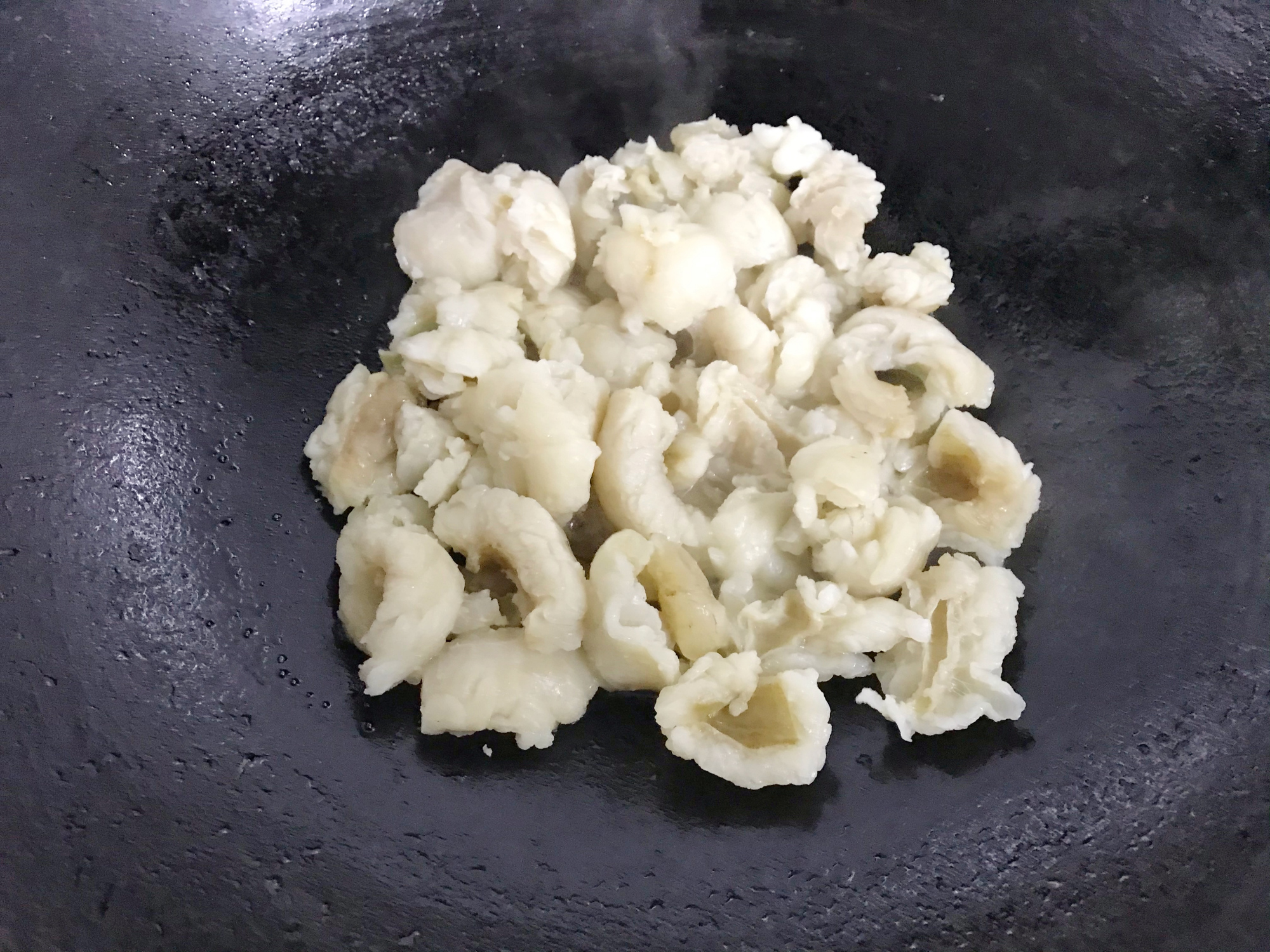 猪油熬制有窍门，下锅前多加一步，猪油雪白香浓无腥味，久放不坏