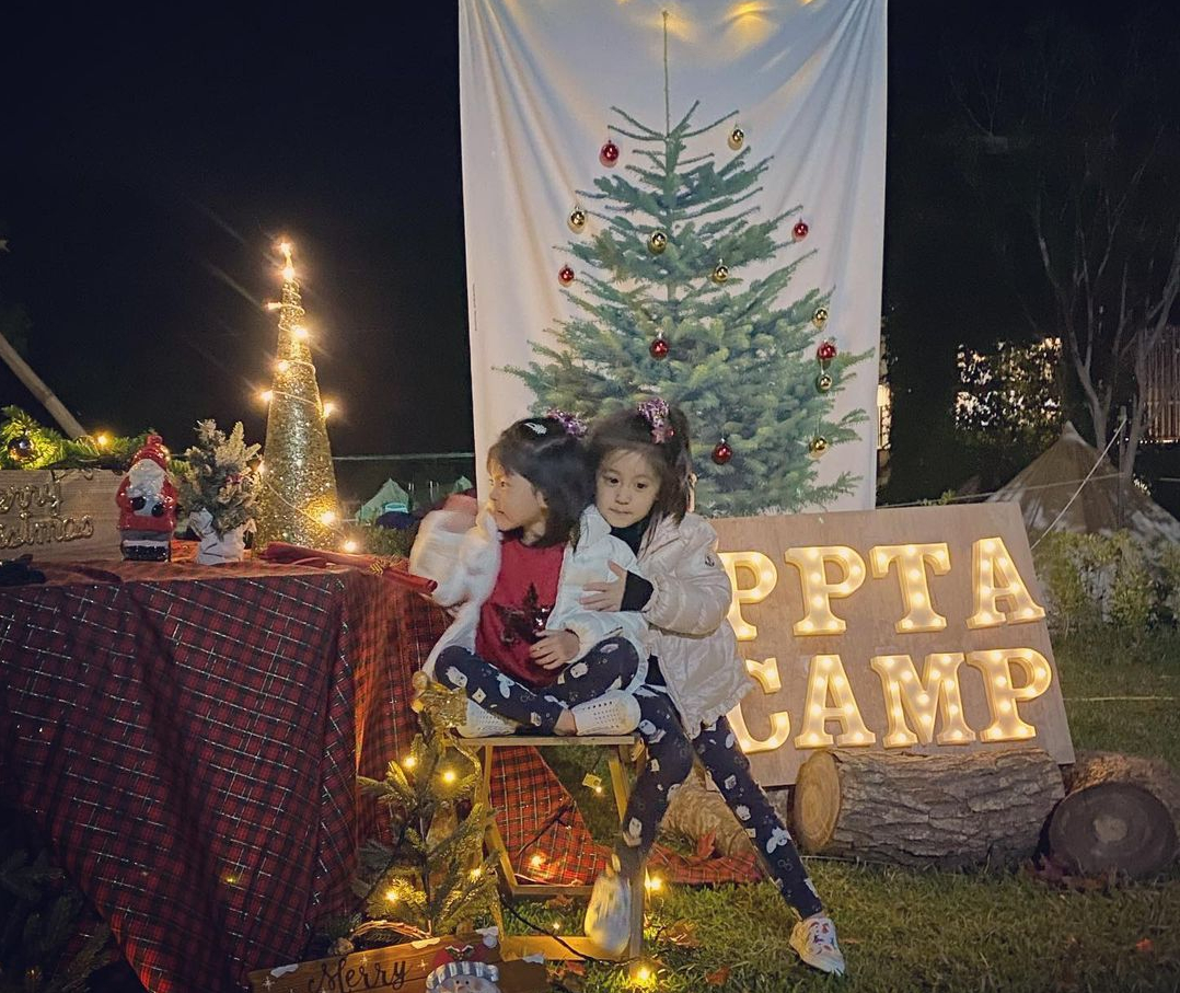 贾静雯一家五口出游，放肆晒梧桐妹正脸，身高超过妈模样却太像爸