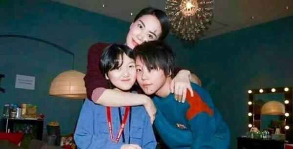 时尚小女王李嫣和母亲王菲姐姐窦靖童的合照