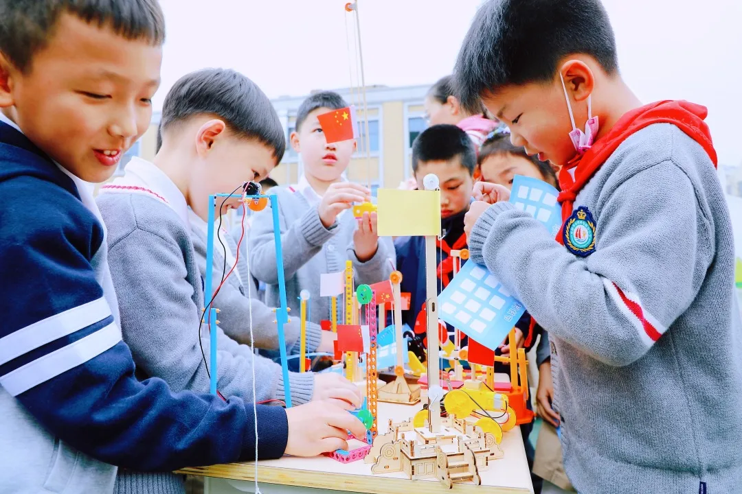 科技逐梦，创想未来——天府新区华中附小首届科技节闭幕式