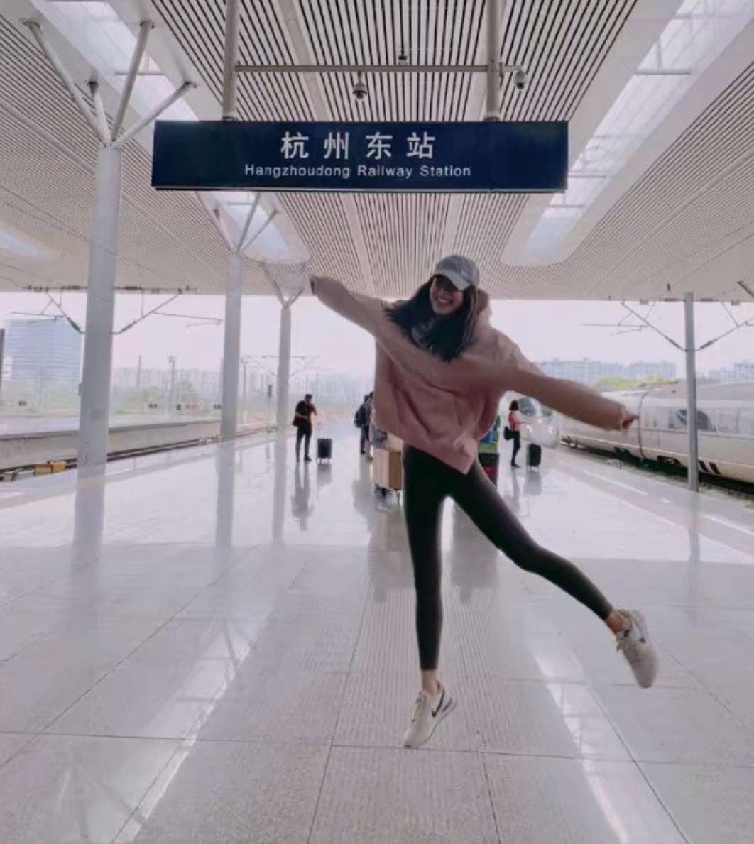 张子萱坐高铁回京看女儿，穿粉色卫衣显少女，为避免争议脚下垫纸