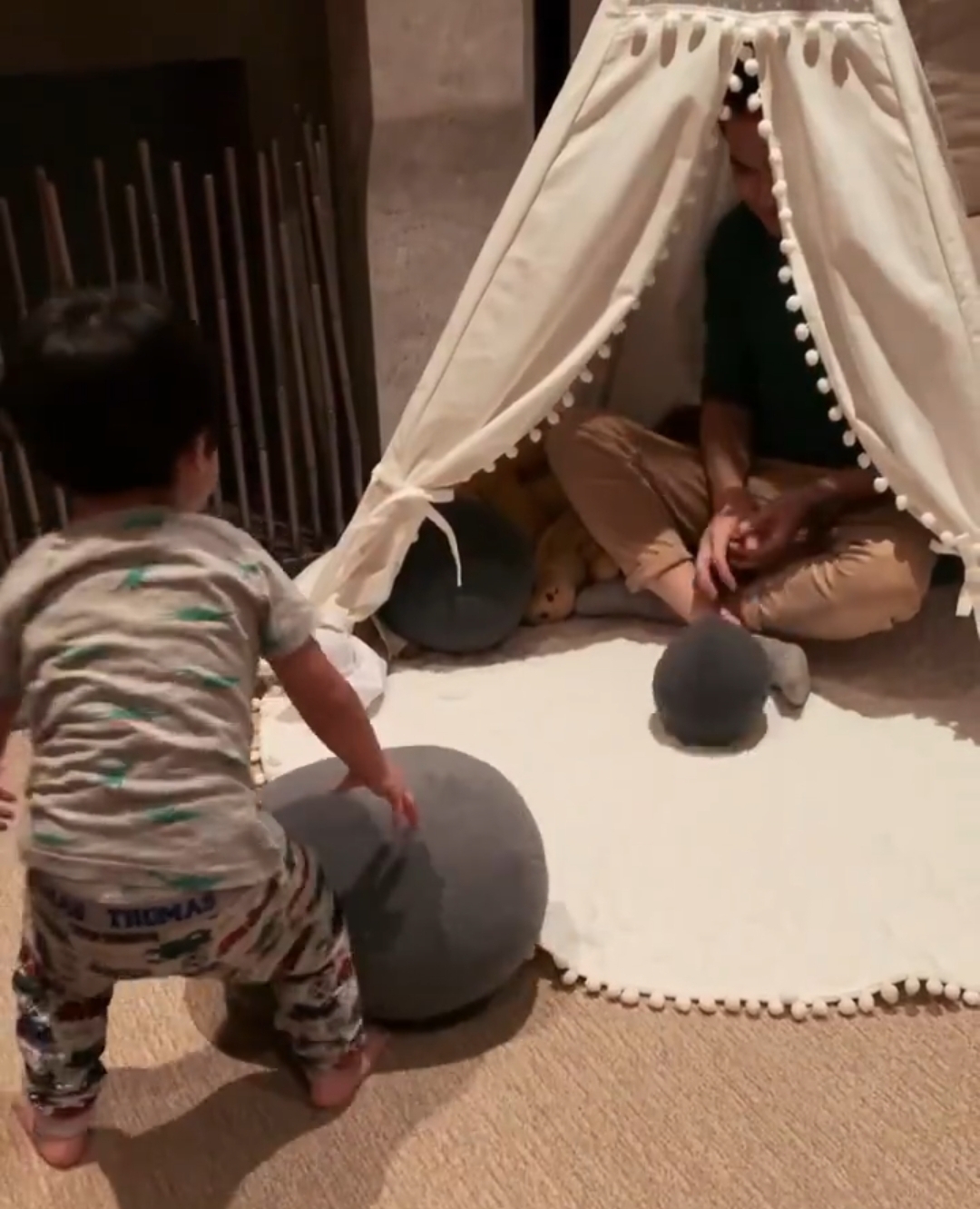 郑嘉颖小22岁娇妻陈凯琳晒生活日常庆生，一家四口泳池玩水超幸福