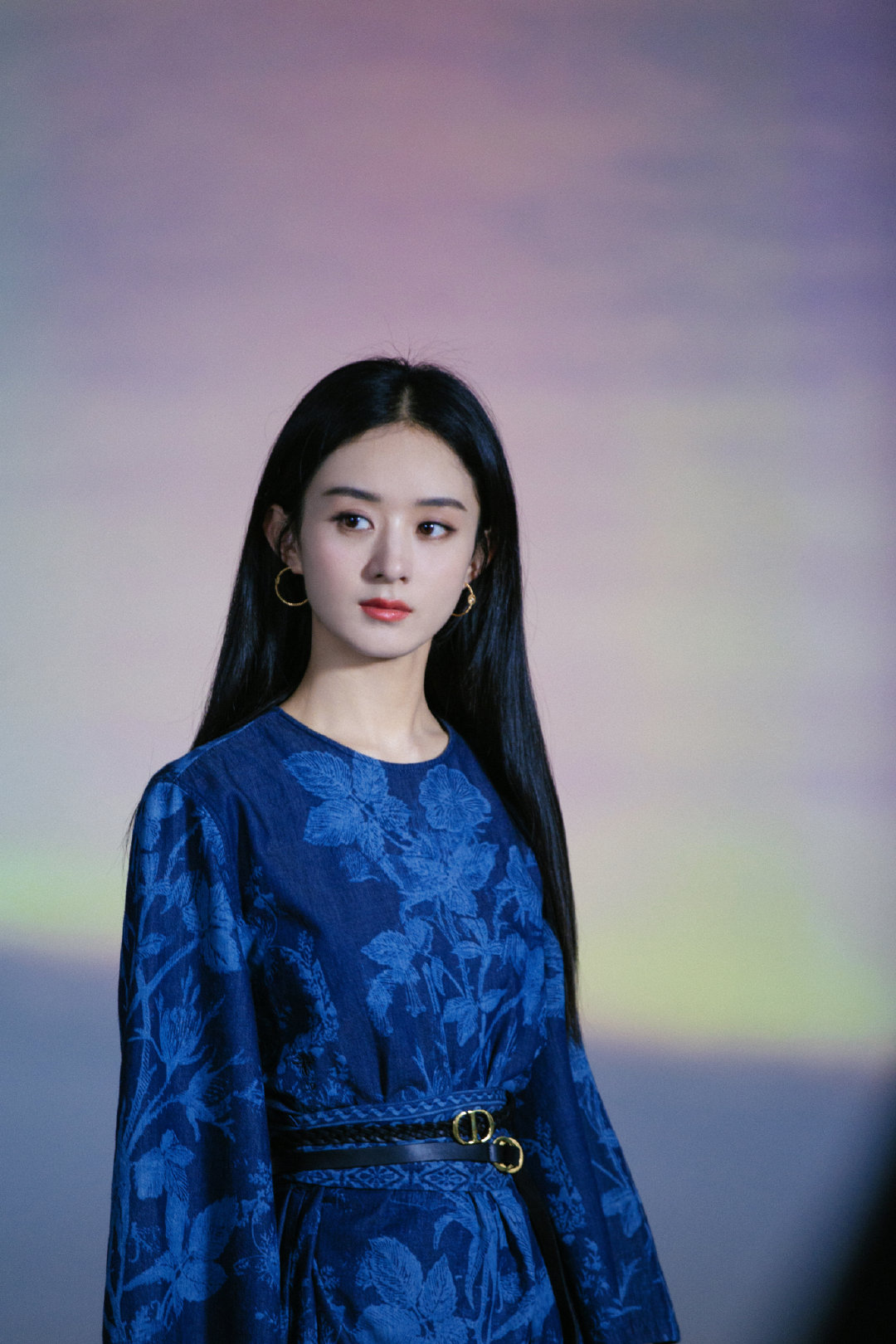 Zhao Liying is clever big, elegant and intellectual temperament is shown, again the acknowledge with colourful to clever treasure beauty refresh