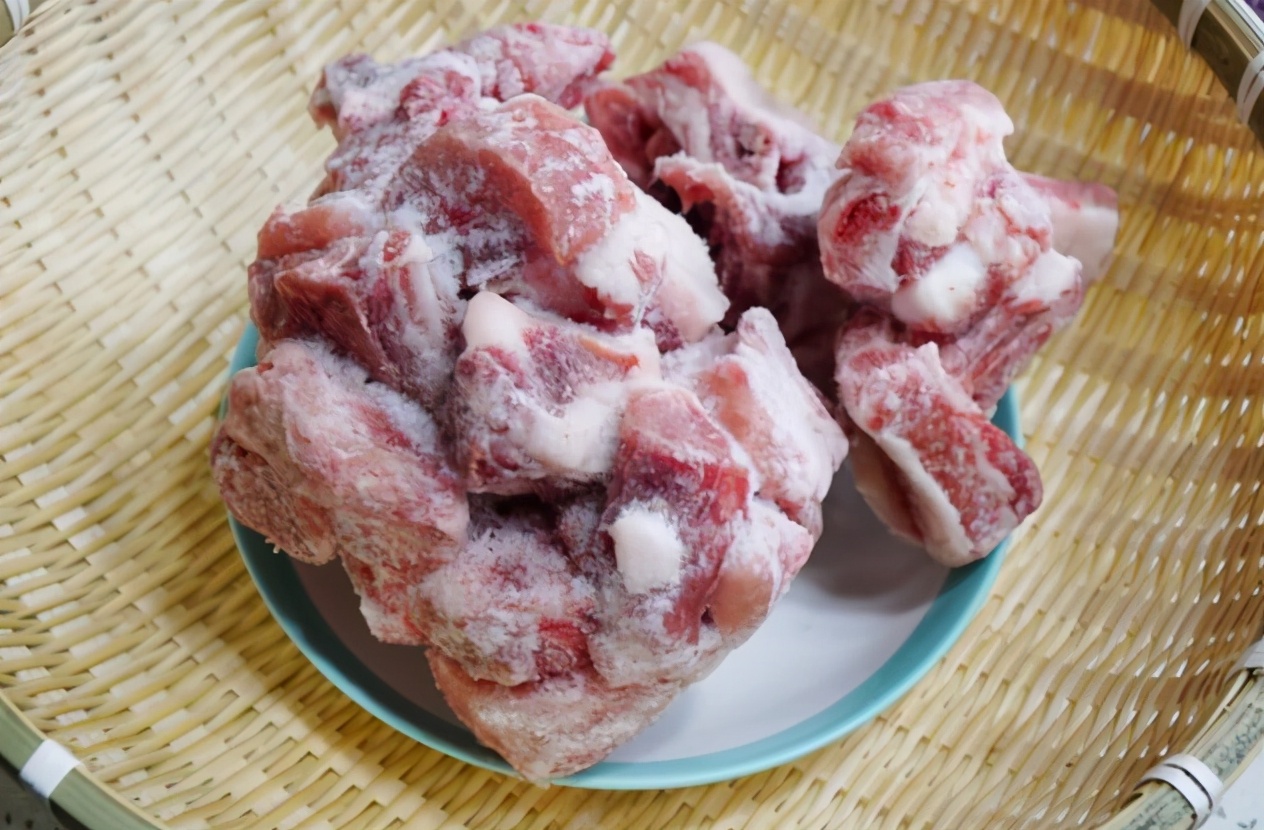 無論解凍什麼肉，都不要用水泡！ 教您一招，肉快速解凍，軟嫩不柴