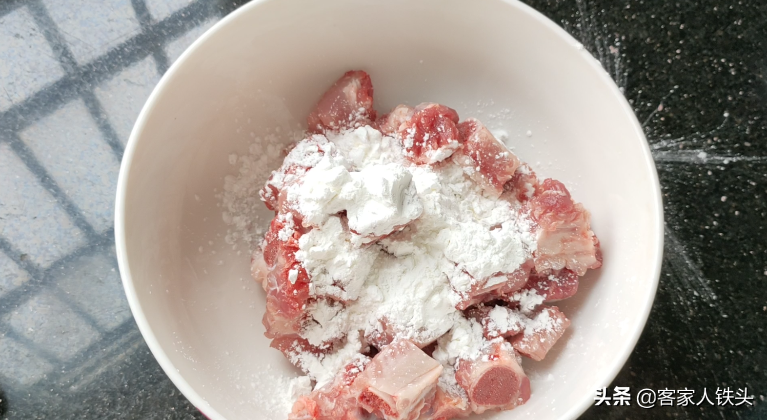 天越冷越愛吃一鍋南瓜排骨煲，口感嫩滑做法簡單，孩子搶著吃南瓜