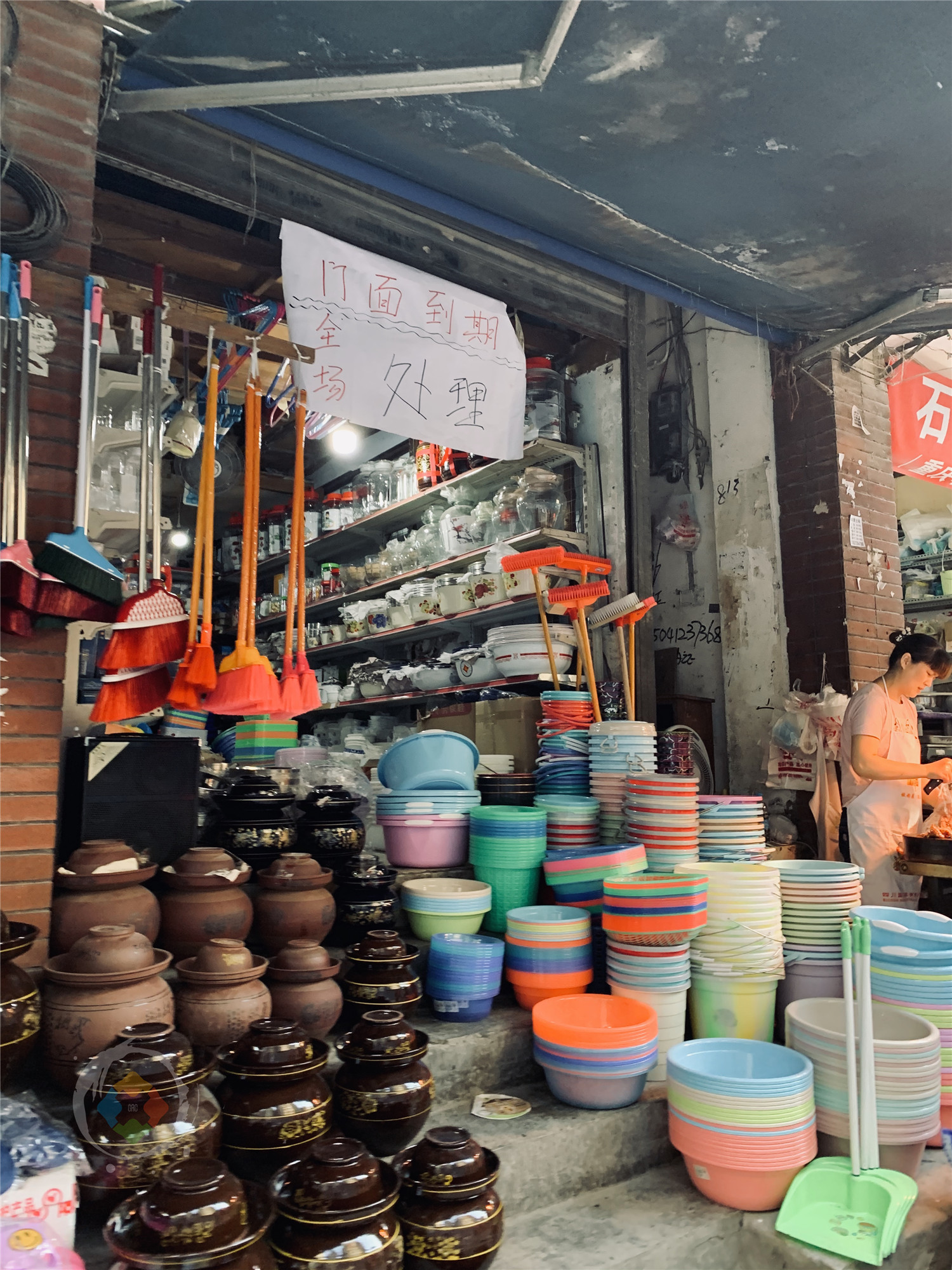 重庆石灰市菜市场关门修整，摊主纷纷摆起了地摊，热闹得像赶场