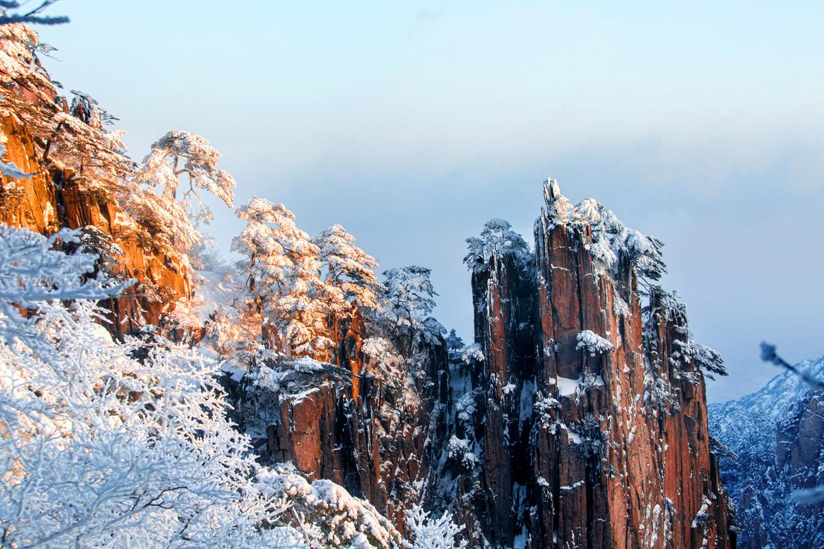 冬日雪后黄山，漫山遍野皆是冰雪之花，更具独特的山岳风光特色