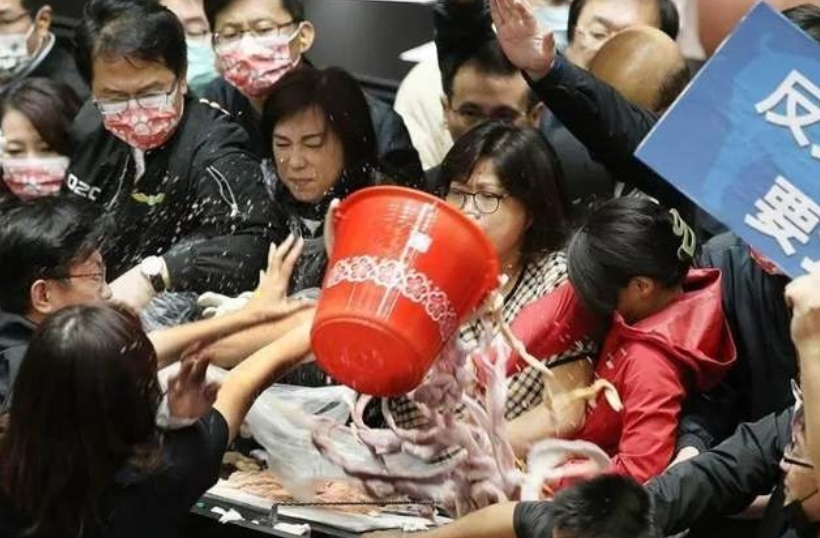 民進黨政客可真忙，美國豬肉還沒吃上，又開始搶購澳大利亞紅酒了