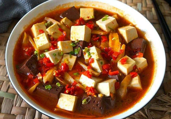 When frying pig blood, it is best not to put it in the pot directly. Do one more step. The blood is smooth and not fishy. It is delicious