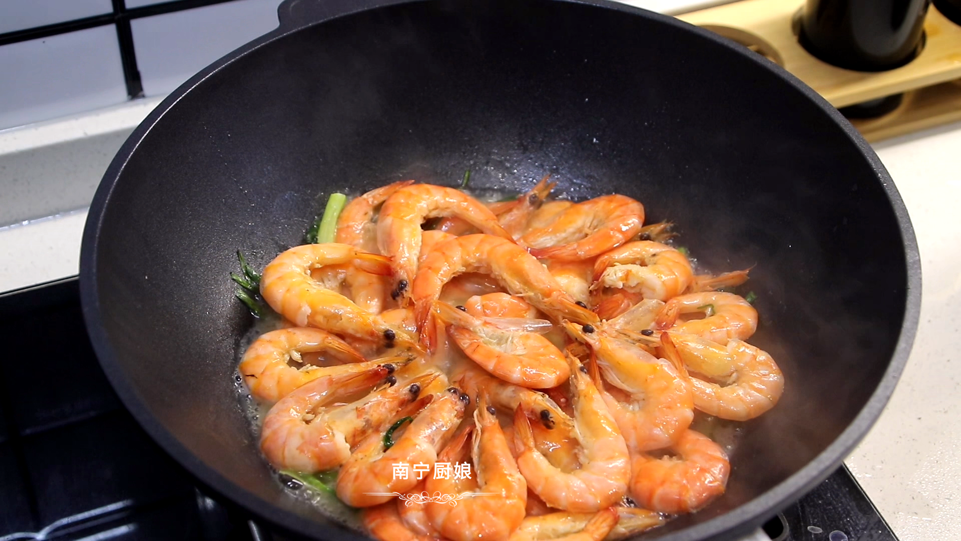 白灼大虾用清水煮就错了，老渔民教我一招，不放一滴水，鲜嫩弹牙